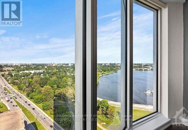 Building Photo - 805 Carling Ave