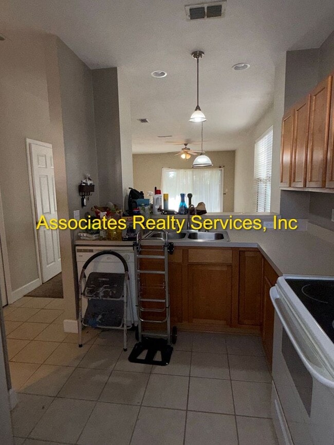 Building Photo - Spacious End Unit Available in Garland Condo