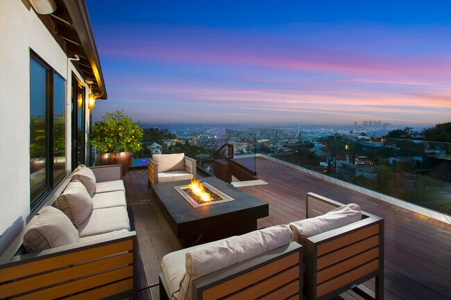 Foto del edificio - 1733 Sunset Plaza Dr