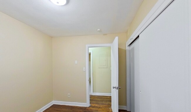 Building Photo - 1930 Wayne Ln