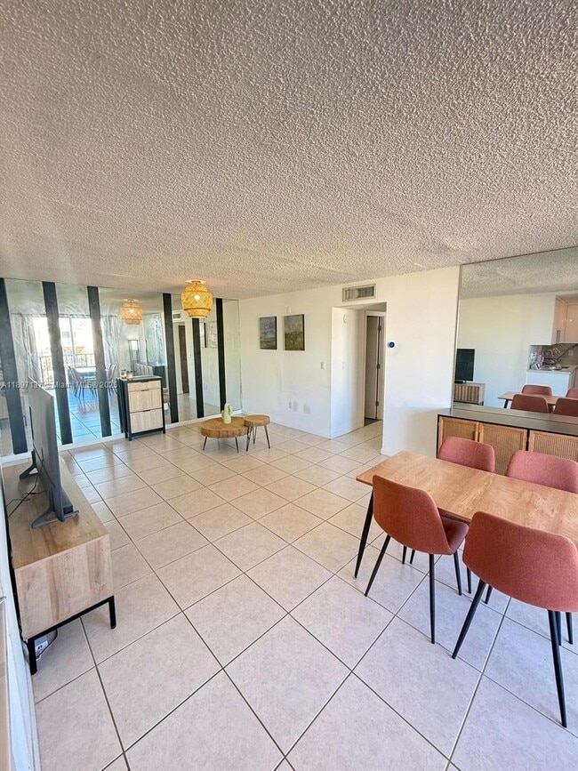 Building Photo - 9350 Fontainebleau Blvd