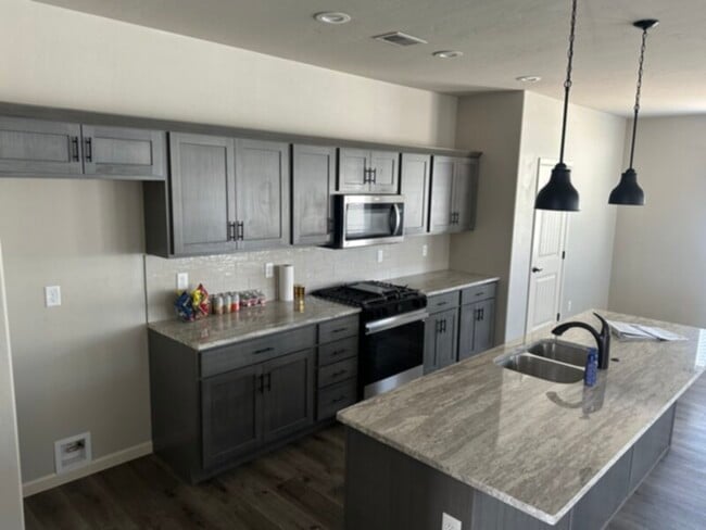 Building Photo - CUTE 3 BED, 2 BATH HOUSE Spacious inside a...