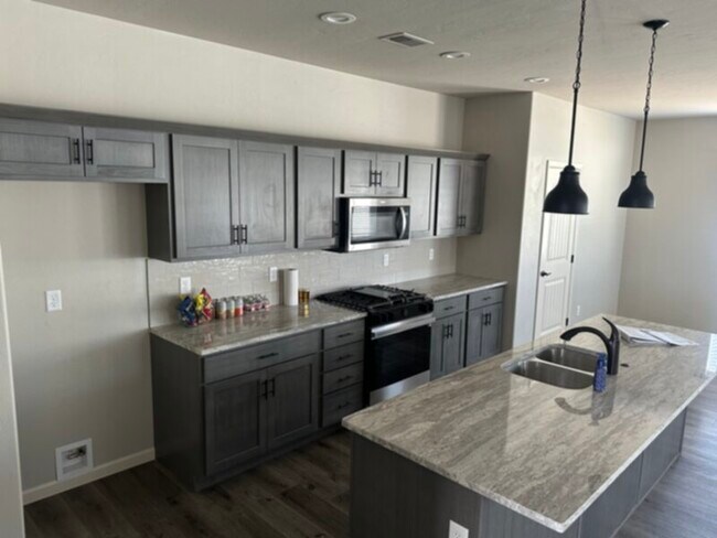 Foto del edificio - CUTE 3 BED, 2 BATH HOUSE Spacious inside a...