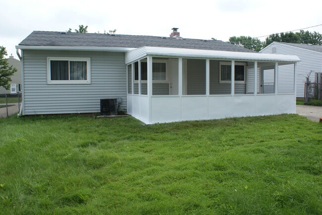 Building Photo - 6490 Almont Dr