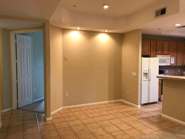 Building Photo - 8245 E Bell Rd