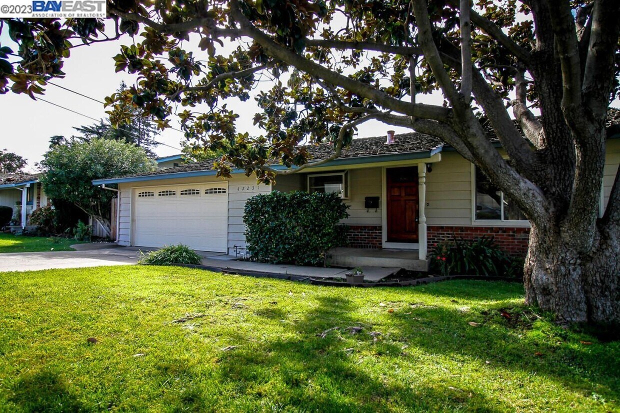 Primary Photo - 42231 Palm Ave