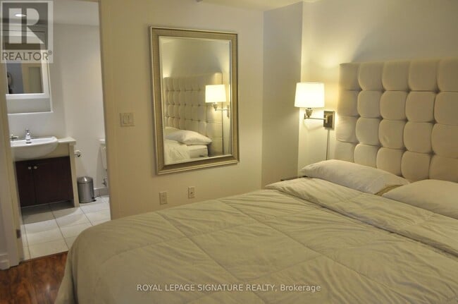 Building Photo - 8 York St