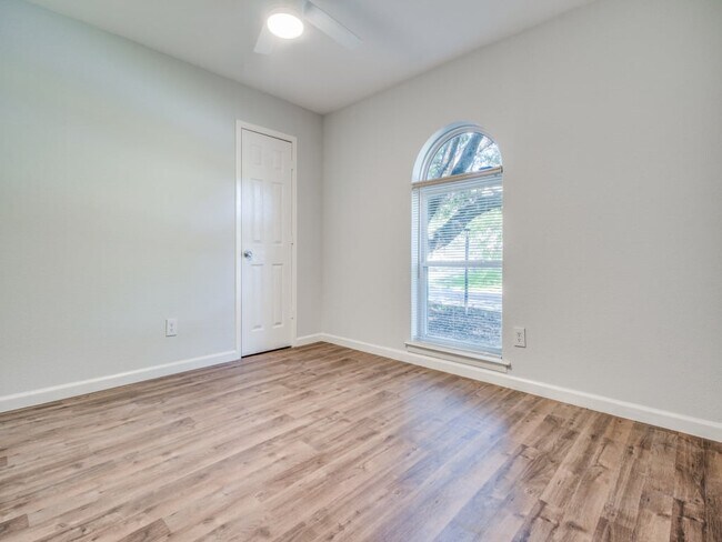 Building Photo - 313 NE Cindy Ln