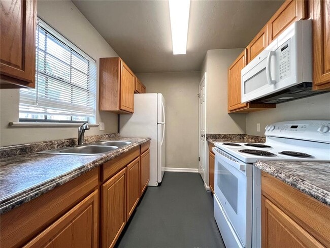Building Photo - 7021 SW 17th Pl