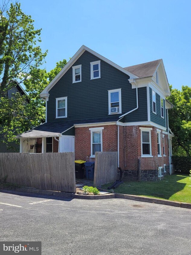 Primary Photo - 409 W State St