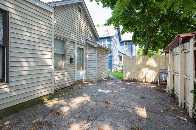 Foto del edificio - 7415-7417 Elton Ave