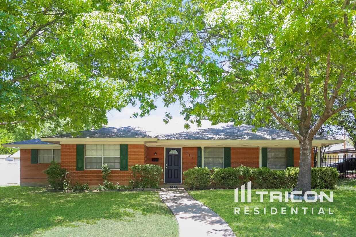 Foto principal - 925 Dogwood Trail Lancaster TX