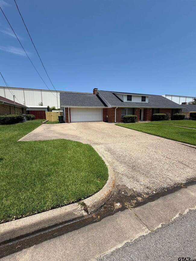 Foto del edificio - 1311 Larkspur Ln
