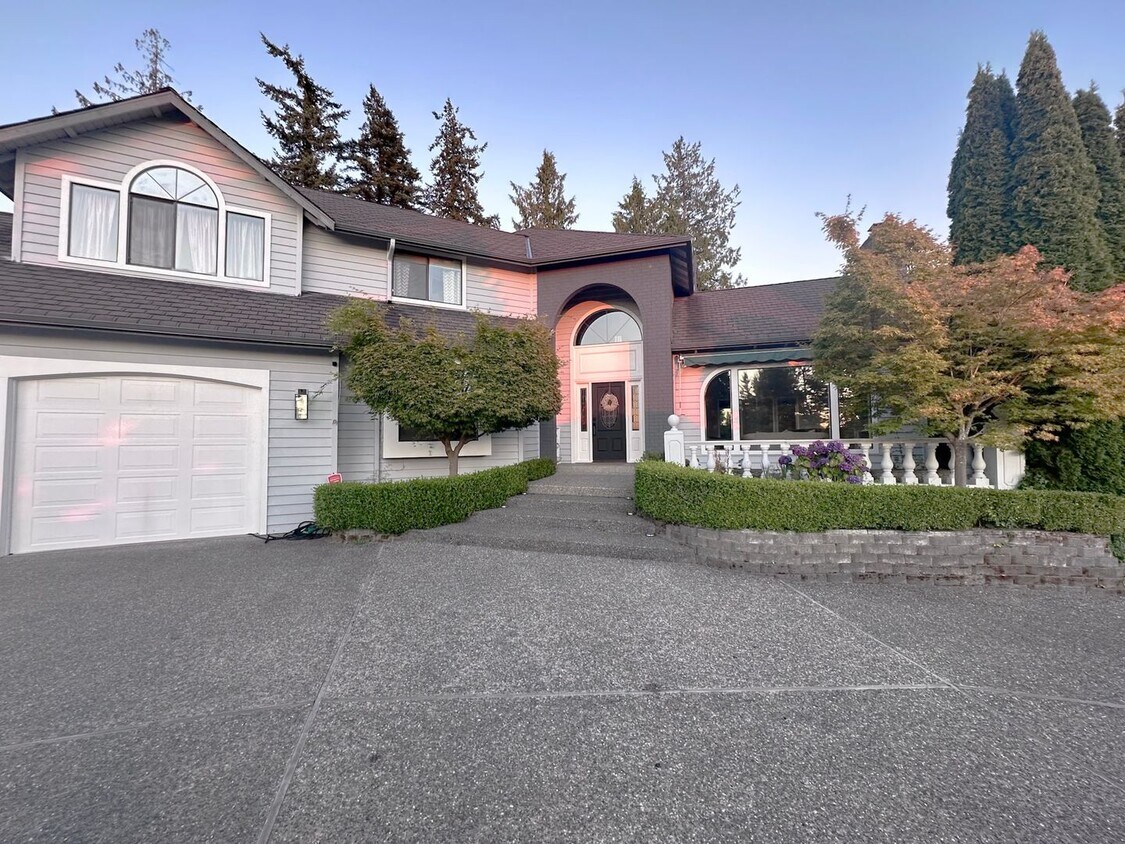 Primary Photo - Elegant 4-bed, 4-bath