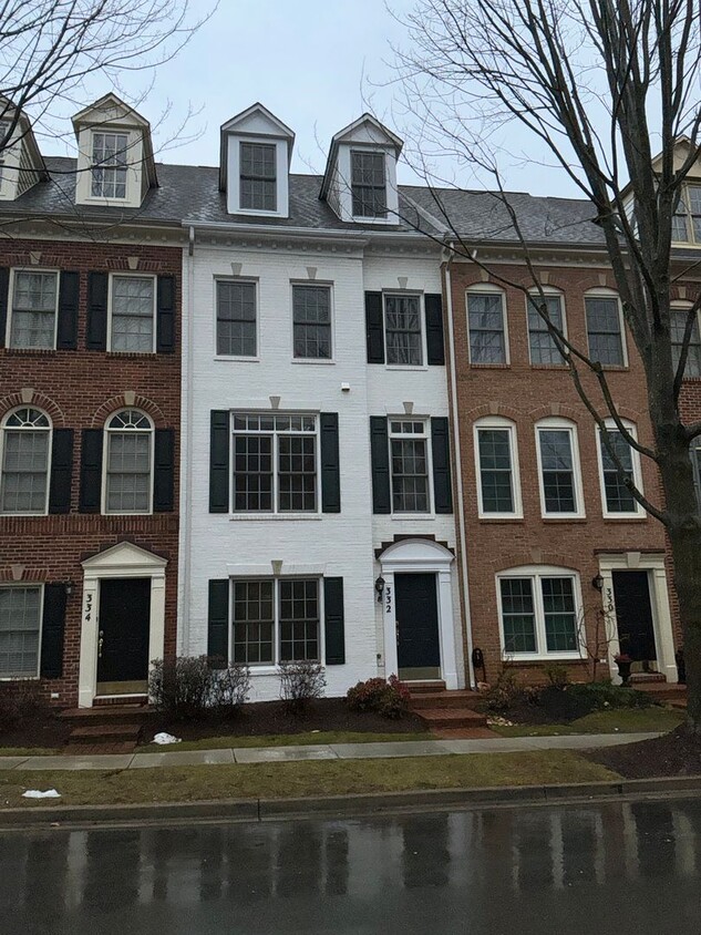 Foto principal - Beautiful 4BR 4.5BA 4 level townhome with ...