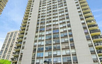 Building Photo - 1455 N Sandburg Terrace