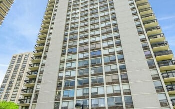 Building Photo - 1455 N Sandburg Terrace