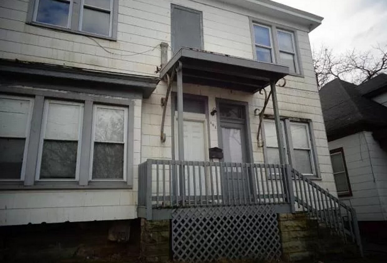 Building Photo - 202 S Maple St