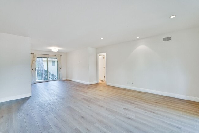 Building Photo - Top floor 2 Bed 2 Bath Condo in Los Altos!