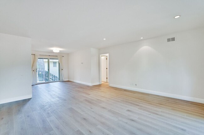 Foto del edificio - Top floor 2 Bed 2 Bath Condo in Los Altos!