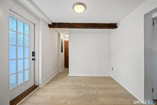 Foto del edificio - 99 Ramapoo Rd