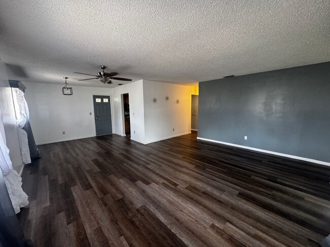 Building Photo - Charming Ocala Retreat in Peaceful 55+ Community – Move-In Ready!
