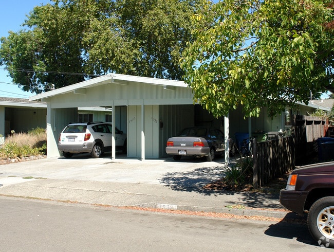 Building Photo - 1516 Camden Ct
