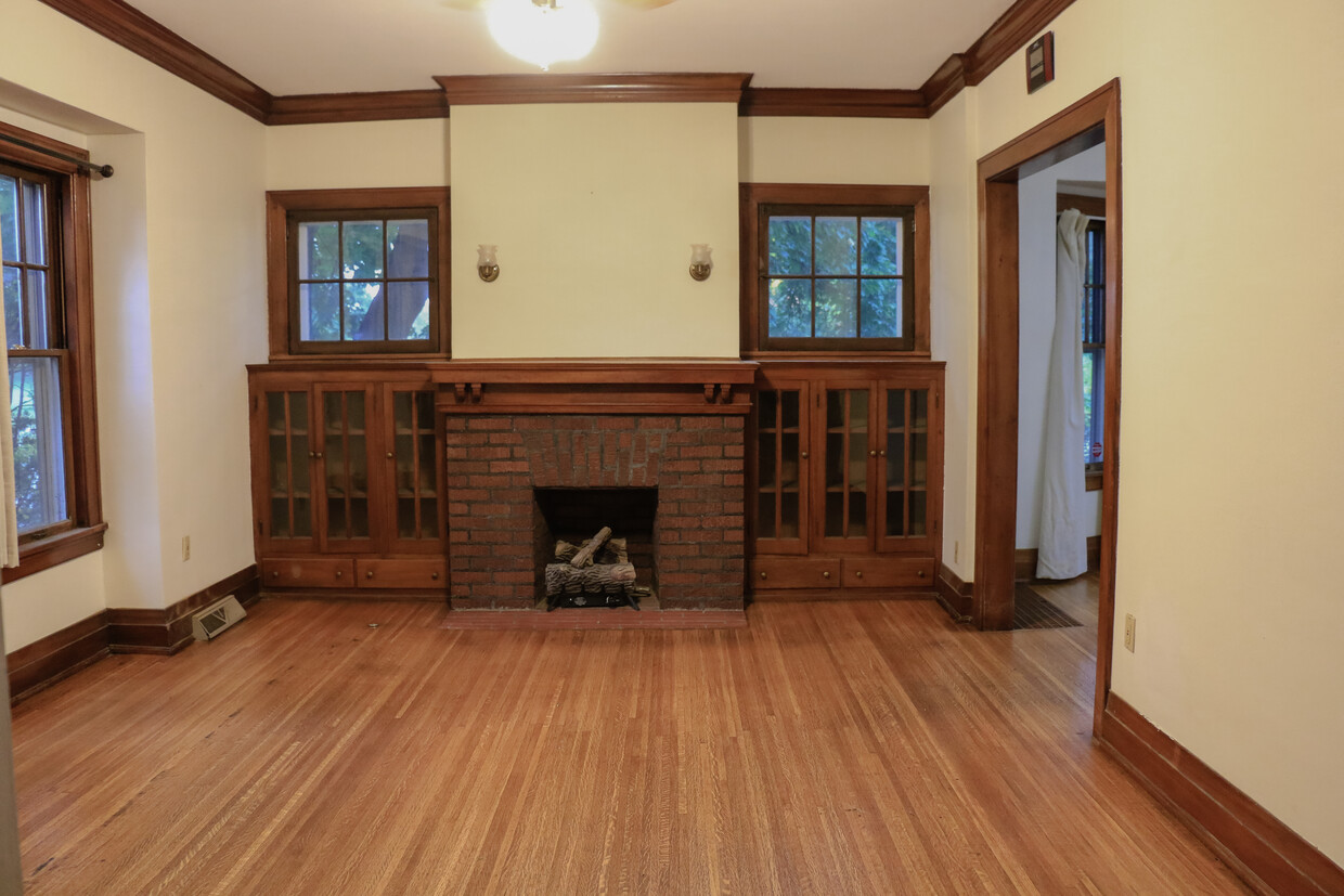 Living room, gas fireplace - 1245 Genesee St