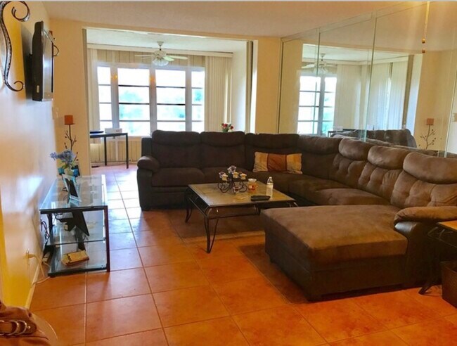 Building Photo - 9440 Poinciana Pl