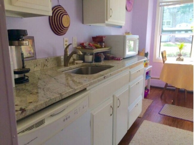 Encimeras de granito nuevas en toda la cocina y los baños. - 2651 Alabama Ave So