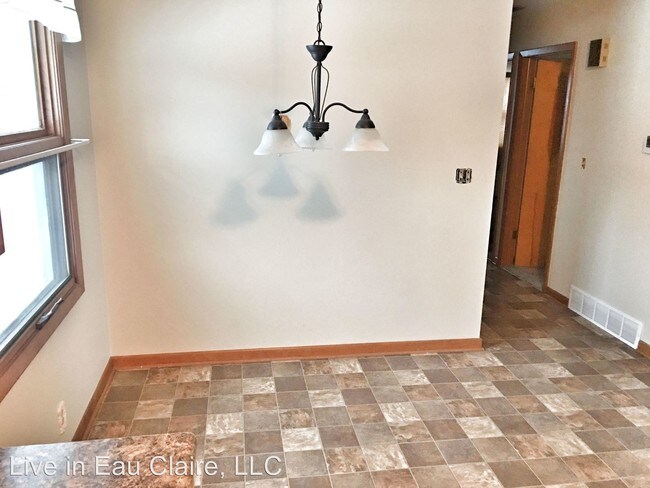 Building Photo - 3404 E Hamilton Ave