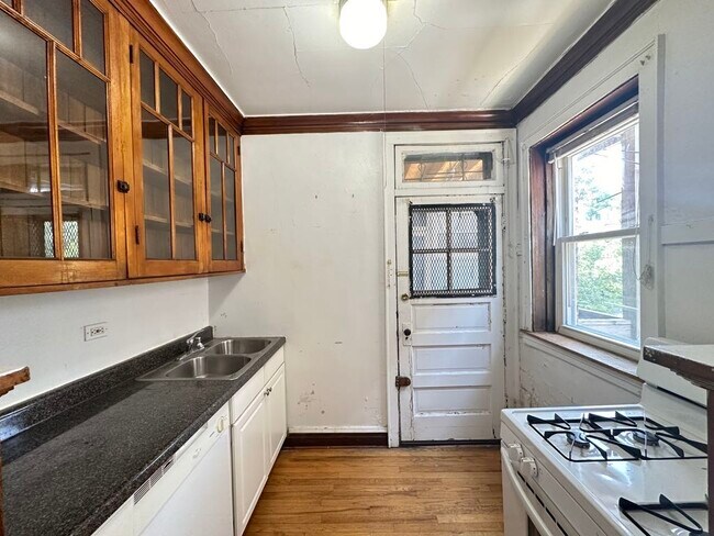 Building Photo - 4830 W Addison St