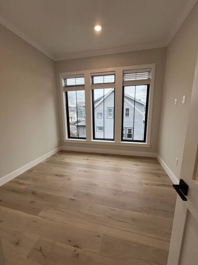 Foto del edificio - New - three bedrooms + two bathrooms