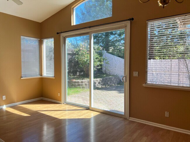 Foto del edificio - Four Bedroom Two Bathroom Home in Folsom