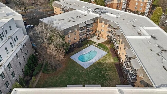 Building Photo - 1323 Queens Rd