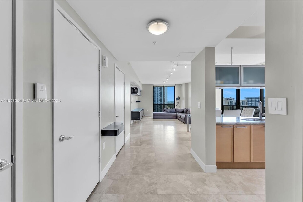 Foto principal - 16275 Collins Ave