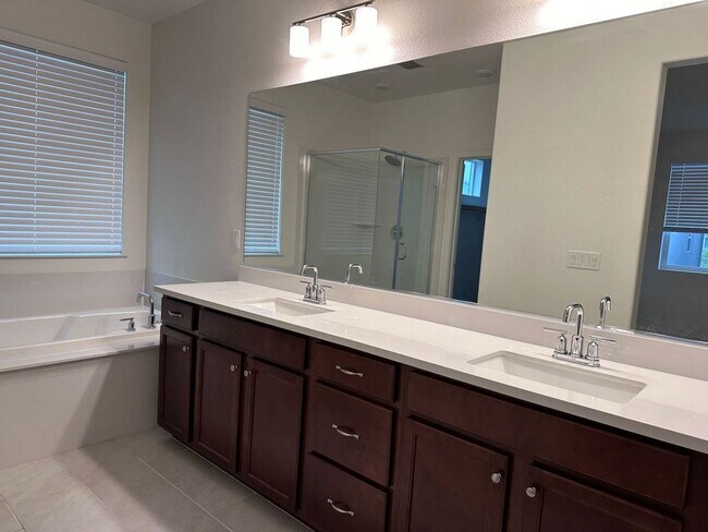 Foto del edificio - Beautiful/Spacious 3/2.5 (SOLAR) Natomas!  Please reference ad for viewings!