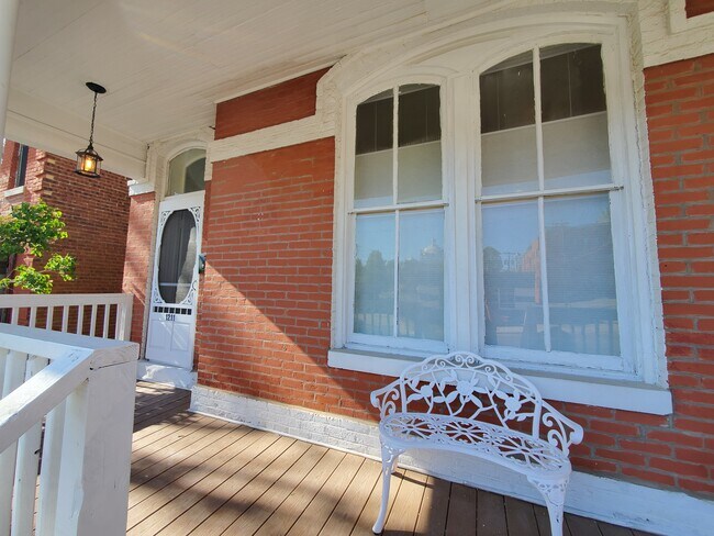 Building Photo - 1211 Jules St