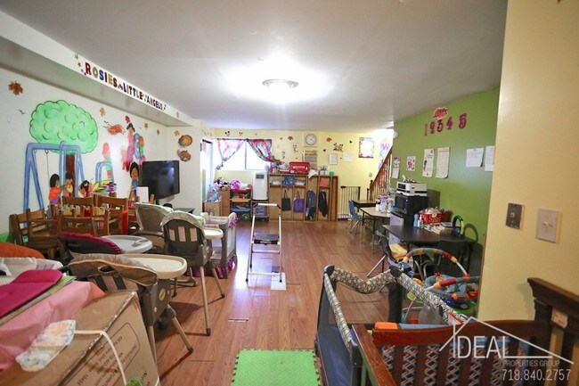 Foto del edificio - 682 Lexington Avenue #TownhouseR