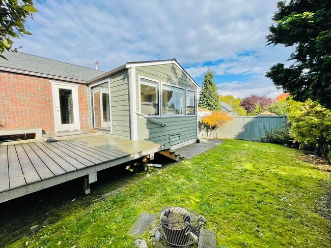 Foto del edificio - Spacious Ballard House with Fully Enclosed...