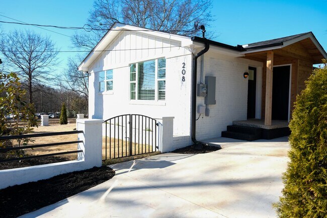 Foto del edificio - Custom Design Home in Greenville w/ Lawn Care included!