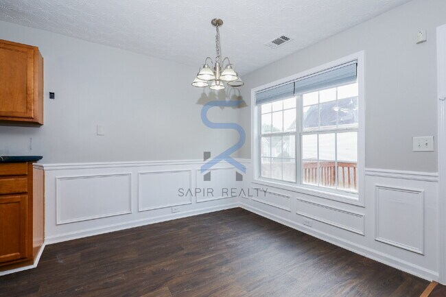 Foto del edificio - Move in before February 15th and choose your reward: a $250 Amazon Gift Card or a 55" Smart TV!