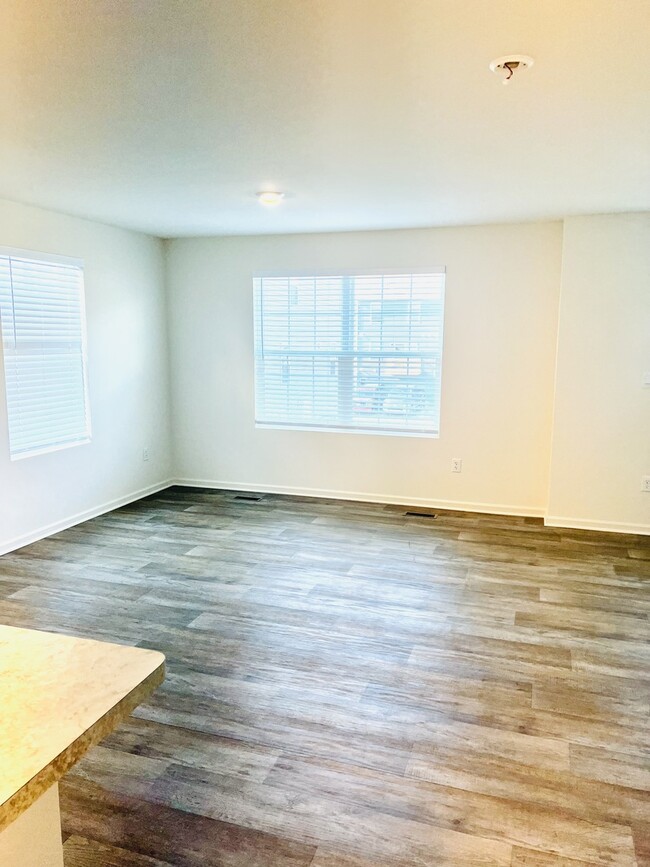 Building Photo - 1480 Yosemite Wy
