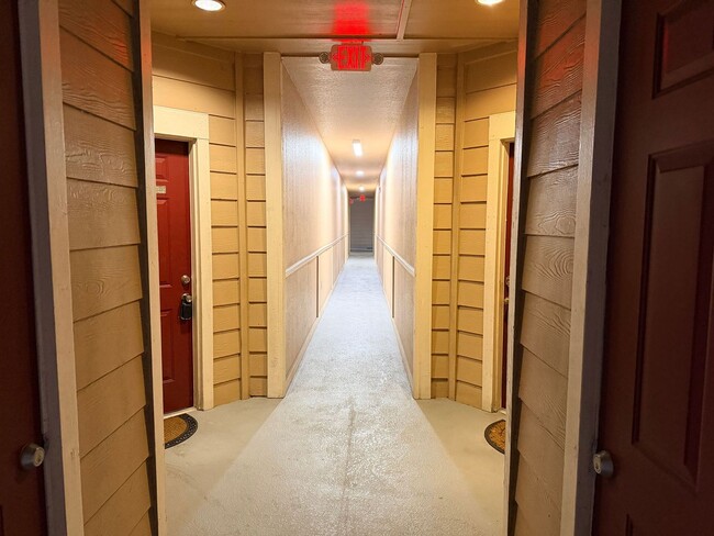 Building Photo - 2025 Erving Cir