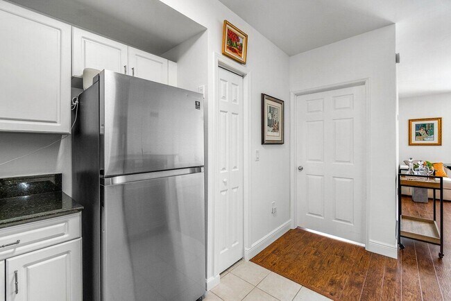 Building Photo - 720 S Sapodilla Ave