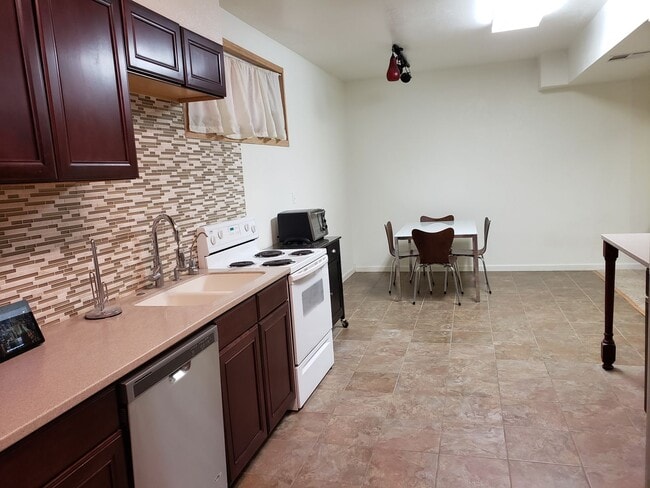 Building Photo - Spacious Basement Apt Furnished & Utilitie...
