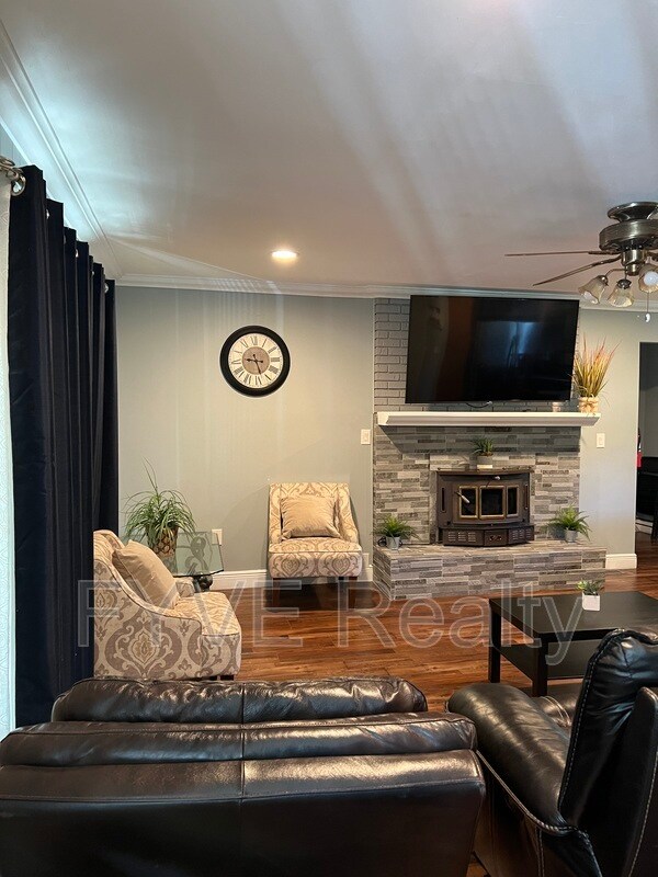 Building Photo - 1231 Village Dr