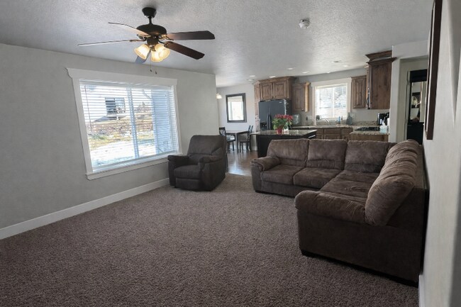 Foto del edificio - 336 W 200 S