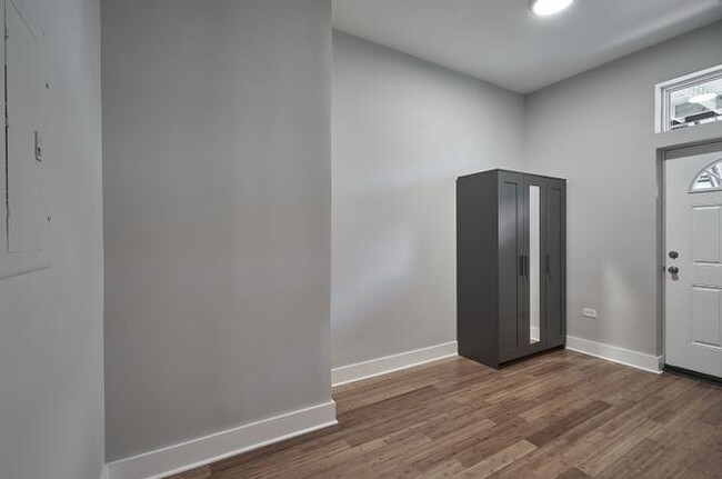Mudroom - 2744 W Wilcox St