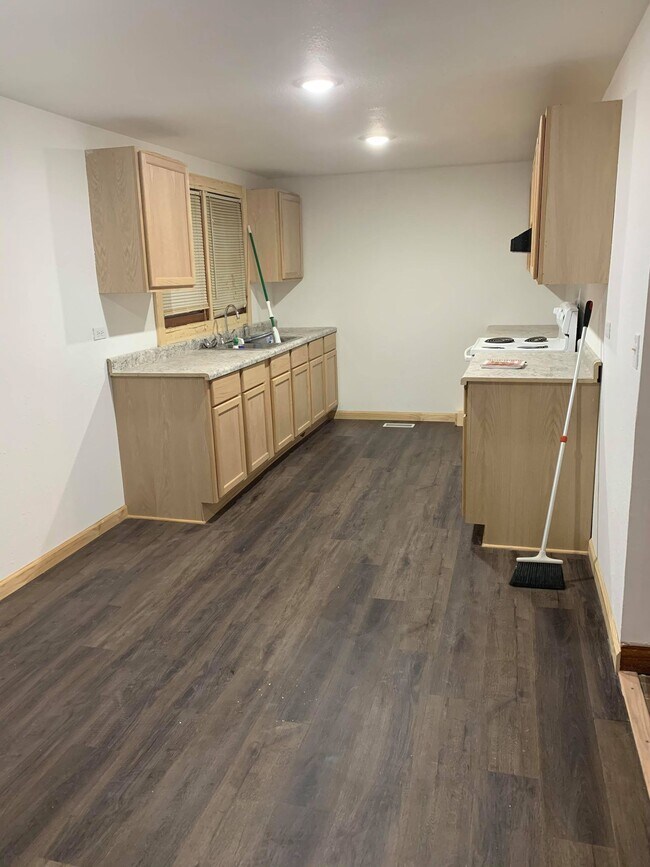 Building Photo - 203 W Castor St